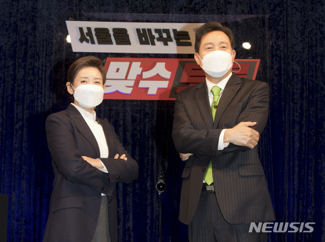 ▲ 나경원·오세훈 국민의힘 서울시장 예비후보가 23일 오후 용산구에 위치한 백범김구기념관에서 서울시장예비후보 3차 맞수토론을 하기 전 포즈를 취하고 있다. ⓒ뉴시스