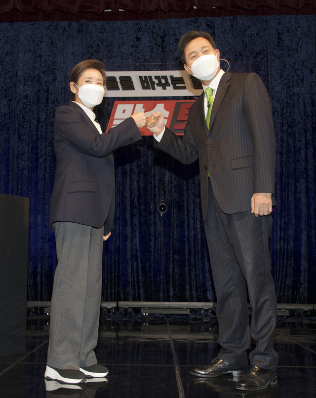 ▲ 나경원·오세훈 국민의힘 서울시장 예비후보가 23일 오후 용산구에 위치한 백범김구기념관에서 서울시장예비후보 3차 맞수토론을 하기 전 포즈를 취하고 있다. ⓒ뉴시스