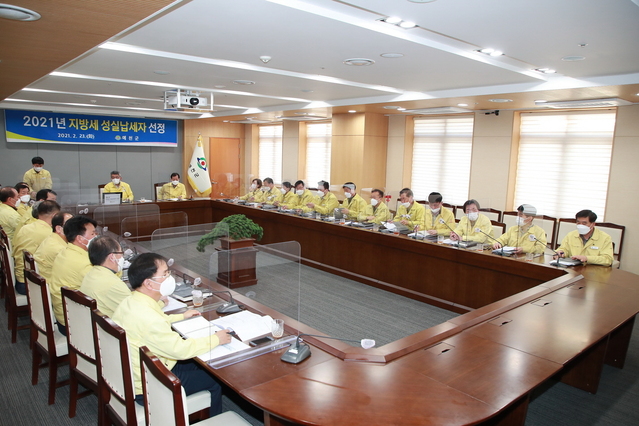 ▲ 예천군이 23일 오전 8시 30분 제55회 납세자의 날을 맞아 김학동 예천군수를 비롯한 각 실·과·소 간부 공직자들이 참석한 가운데 성실납세자 중 333명을 추첨했다.ⓒ예천군