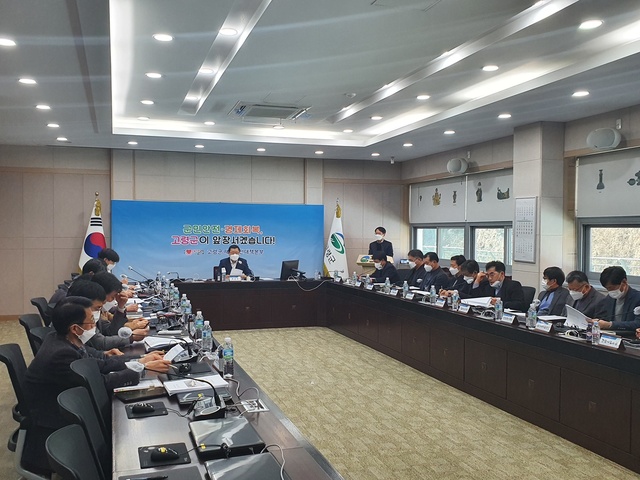 ▲ 고령군(군수 곽용환)은 지난 4일 우륵실에서 ‘21년 지방재정 신속집행 보고회’를 열고, 해당 부서장이 상반기 신속집행 및 소비·투자 추진상황을 보고하고 관련 대책을 논의했다.ⓒ고령군