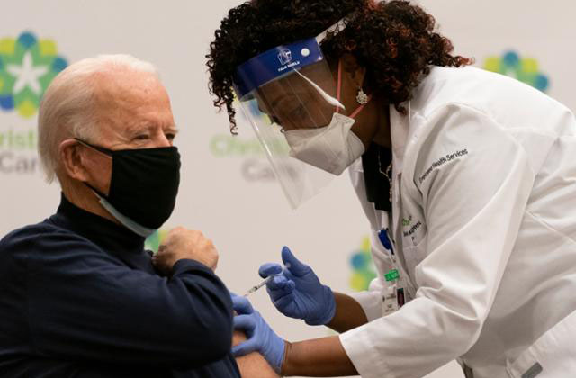 ▲ 지난해 12월 21일(현지시간) 우한코로나 백신을 맞는 조 바이든 대통령. ⓒ뉴시스 AP. 무단전재 및 재배포 금지.