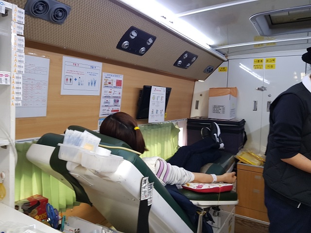 ▲ 영덕군청 직원들이 ‘사랑의 헌혈운동’을 실시하고 있다.ⓒ영덕군