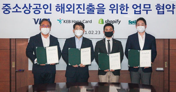 ▲ 왼쪽부터 패트릭윤 비자코리아 사장, 장경훈 하나카드 사장, 레오박 쇼피파이 한국총괄, 김영하 스퍼셀 사장이 지난 23일 하나카드 본사에서 업무협약을 체결한 뒤 기념촬영을 하고 있다. ⓒ하나카드