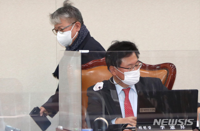 ▲ 이헌승 소위원장이 19일 서울 여의도 국회에서 열린 국토교통위원회 법안심사소위를 주재하고 있다. 왼쪽은 조응천 더불어민주당 의원. ⓒ뉴시스