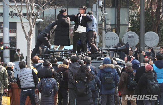 ▲ 고(故) 백기완 통일문제연구소장의 영결식이 열린 19일 오후 서울 중구 서울광장에서 한 시민이 코로나바이러스 확산을 우려하며 항의하고 있다. (공동취재사진) ⓒ뉴시스