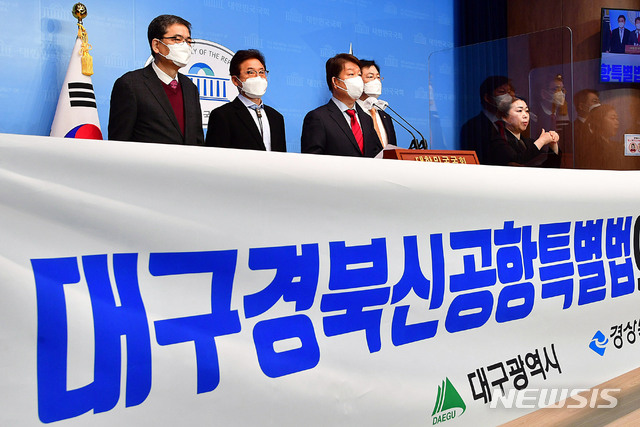 ▲ 곽상도 국민의힘 의원(왼쪽부터), 이철우 경북도지사, 권영진 대구시장, 이만희 의원이 23일 서울 여의도 국회 소통관에서 기자회견을 열고 대구경북신공항특별법의 신속한 제정을 촉구하고 있다. ⓒ뉴시스