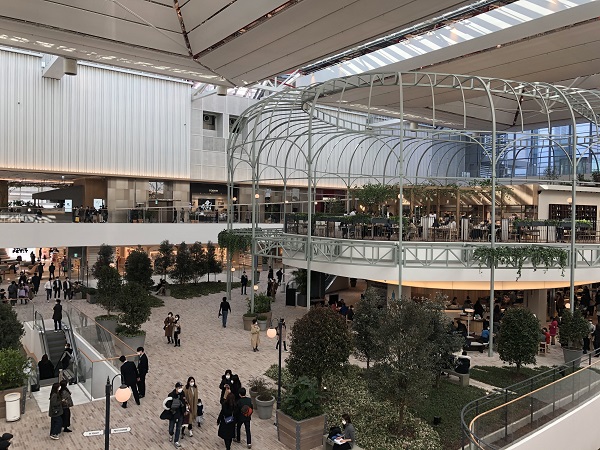 ▲ 서울에서 가장 큰 백화점이 등장했다. 규모뿐만 아니다. 유리 천장으로 쏟아지는 자연채광, 12m 높이의 인공폭포, 1만1240㎡의 조경 공간. 흔히 생각하는 백화점의 틀을 완벽히 깼다. 오는 26일 서울 여의도 파크원에 정식으로 문을 여는 ‘더 현대 서울’의 모습이다.ⓒ한지명 기자