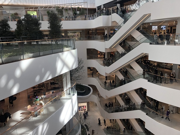 ▲ 이름에서 ‘백화점’을 지운 ‘더 현대 서울’은 기존의 현대백화점과 비교했을 때도 차이점이 크다. 더 현대 서울은 상품을 판매하는 매장 면적을 전체 영업 면적의 절반 수준인 51% 수준으로 과감히 줄였다. 전체 영업 면적(8만9100㎡) 가운데 매장 면적(4만 5527㎡)이 차지하는 비중은 51%에 불과하다.ⓒ한지명 기자