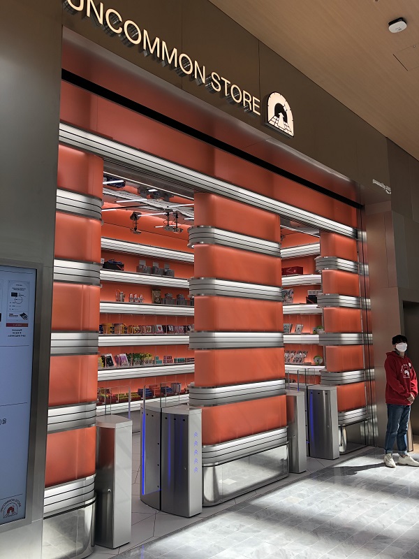 ▲ 6층의 무인매장 ‘언커먼스토어’도 베일을 벗었다. 현대백화점그룹 IT 전문기업인 현대IT&E가 아마존웹서비스(AWS)와 협업해 개발한 자체 기술이 적용돼 오픈 전부터 기대를 모았다.ⓒ한지명 기자