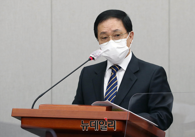 ▲ 유영민 비서실장이  24일 오후 국회 운영위원회에 출석해 업무보고를 하고 있다. 이날 운영위는 법안 심사와 청와대비서실과 경호처, 국회사무처 등에 대한 업무보고를 진행했다. ⓒ이종현 기자(사진=공동취재단)