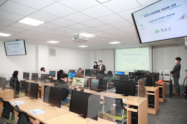 ▲ 예천군(군수 김학동)은 24일 오후 2시 군청 정보화교육장에서 예천군 3개소 정보화마을(금당실·회룡포·국사골) 위원장, 관리자 등 11명이 참석한 가운데 정보화마을 역량강화 교육을 진행했다.ⓒ예천군