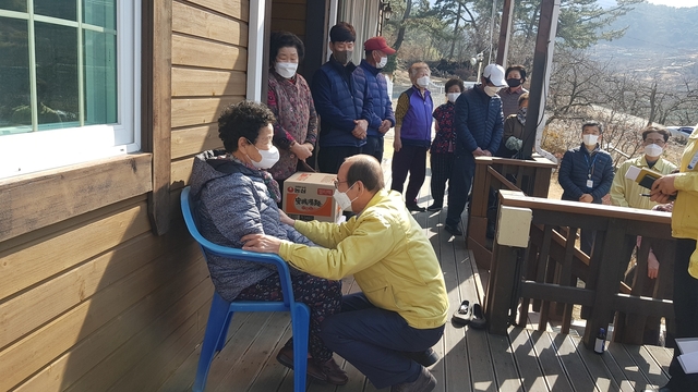 ▲ 이승율 청도군수(오른쪽)가 매전면 화재 피해를 당한 박 모씨 집을 찾아 위로하고 있다.ⓒ청도군