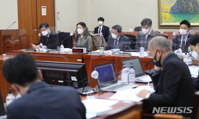 ▲ 정순섭(왼쪽) 서울대 법학전문대학원 교수가 25일 서울 여의도 국회 정무위원회 전체회의에서 전자금융거래법 개정안에 관한 공청회에서 발언을 하고 있다. 왼쪽부터 정순섭 서울대 법학전문대학원 교수, 양기진 전북대 법학전문대학원 교수, 안동현 서울대 경제학부 교수, 정중호 하나금융경영연구소장, 류영준 핀테크산업협회장ⓒ뉴시스