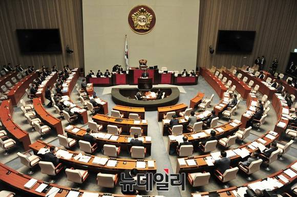 ▲ 정순섭(왼쪽) 서울대 법학전문대학원 교수가 25일 서울 여의도 국회 정무위원회 전체회의에서 전자금융거래법 개정안에 관한 공청회에서 발언을 하고 있다. 왼쪽부터 정순섭 서울대 법학전문대학원 교수, 양기진 전북대 법학전문대학원 교수, 안동현 서울대 경제학부 교수, 정중호 하나금융경영연구소장, 류영준 핀테크산업협회장ⓒ뉴시스