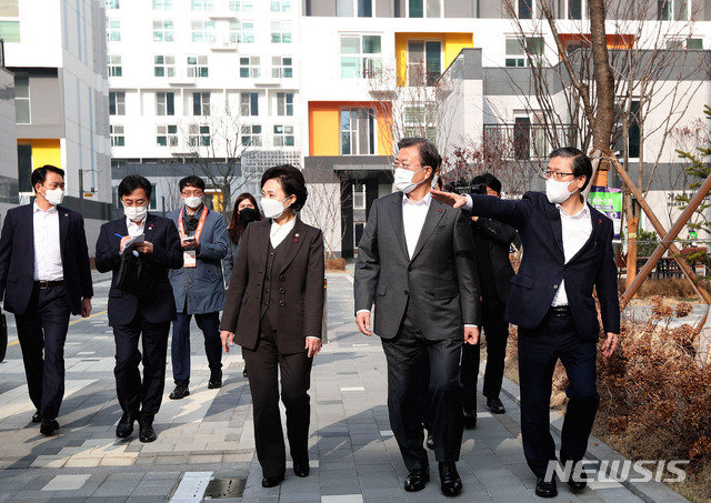 ▲ 2020년 12월 문재인 대통령이 김현미 전 국토교통부 장관, 변창흠 국토교통부 장관과 함께 경기도 화성 공공임대주택단지를 둘러보고 있다. ⓒ뉴시스