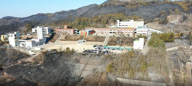 ▲ 경상북도소방학교(학교장 김용태)는 소방학교 교직원들이 지난 21일 안동시 임동면 망천리 야산에서 발생한 산불로부터 소방학교를 지켜내는 데 큰 역할을 했다.ⓒ경북도