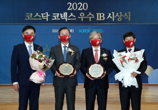 ▲ 한국거래소는 25일 오후2시 서울사옥 대회의실에서 2020년 코스닥 코넥스시장 우수IB 시상식을 진행했다. (왼쪽부터)손병두 한국거래소 이사장, 조웅기 미래에셋대우 대표이사, 서병기 IBK투자증권 대표이사, 정운수 한국거래소 코스닥시장본부장.ⓒ한국거래소
