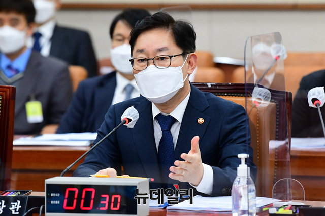 ▲ 25일 국회 법제사법위원회에 참석한 박범계 법무부 장관. ⓒ이종현(사진=공동취재단)