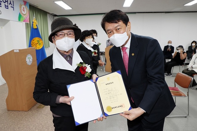 ▲ 김병우 충북도교육감이 늦깎이 졸업생 송예호씨에게 졸업장을 전달하고 있다.ⓒ충북도교육청