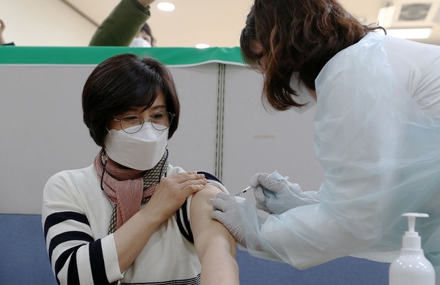 ▲ ‘충남 1호’ 백신 접종자는 홍성한국병원 남종환 진료원장과 김미숙 간호과장으로 나타났다. 김미숙 간호과장이 첫 백신 접종을 하고 있다.ⓒ충남도