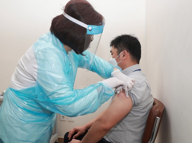 ▲ 대전성심요양원 시설 종사자가 대전에서 첫 백신을 접종하고 있다.ⓒ대전시