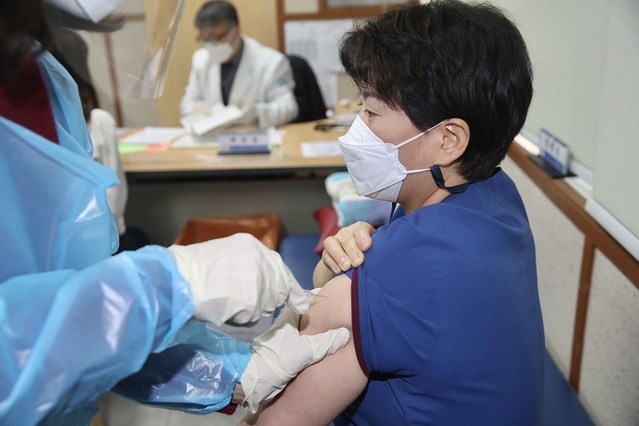 ▲ 천안지역에서 백신 첫 접종자는 호서노인전문병원 10년차 요양보호사 A씨가 백신을 맞고 있다.ⓒ천안시