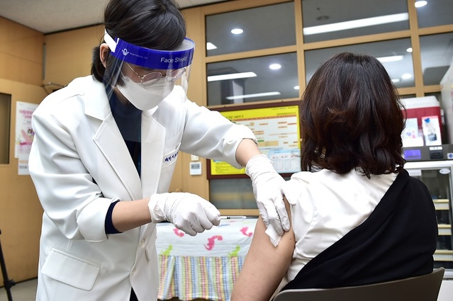 ▲ 26일 오전 충북 제천시보건소에서 이선희 서울노인요양원 시설장이 아스트라제네카(AZ) 백신을 맞고 있다.ⓒ제천시