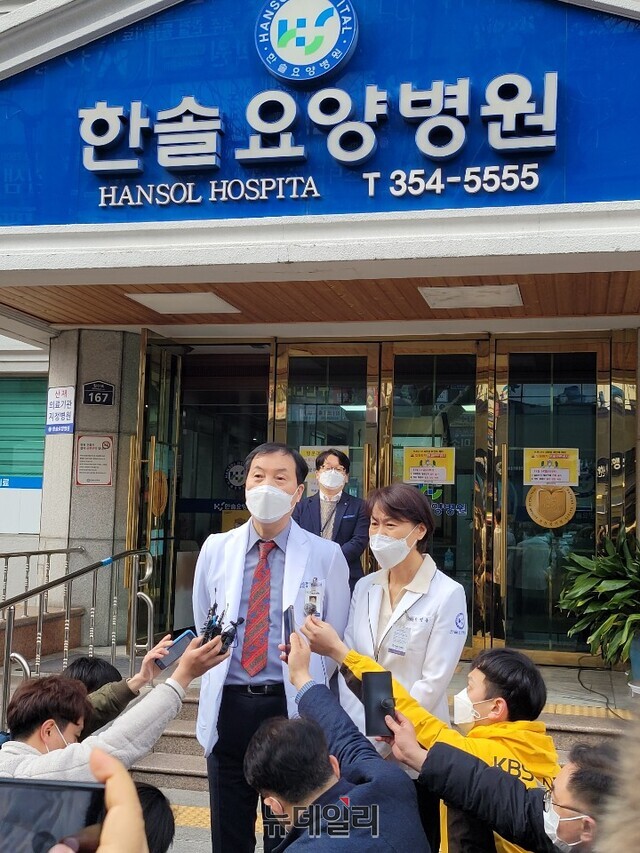 의사 부부인 황순구(왼쪽)씨와 이명옥씨가 백신 접종 후 병원 앞에서 기자질문을 받고 있다.ⓒ뉴데일리