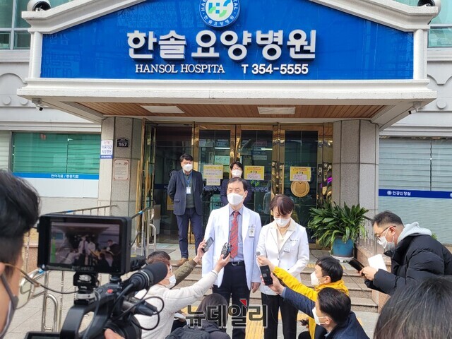 ▲ 이들 부부는 백신 접종 소감에 “코로나19 백신이라고 다르지 않다. 일반 백신과 같다. 독감백신과 같았다”고 말했다.ⓒ뉴데일리