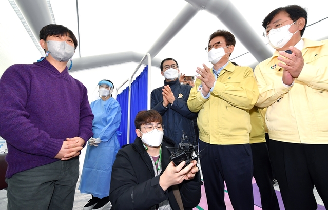 ▲ 이철우 경북도지사가 26일 오전 경북지역 첫 코로나19 백신 접종 현장인 안동 노인요양시설을 찾아 접종자를 격려했다.ⓒ경북도