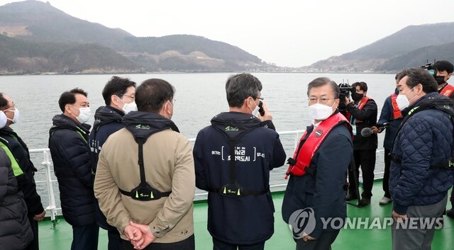 ▲ 문재인 대통령이 25일 부산에서 열린 '동남권 메가시티 구축 전략 보고'에 참석, 가덕도 공항 예정지를 어업지도선을 타고 시찰하며 이병진 부산시장 권한대행으로부터 관련 보고를 청취하고 있다.ⓒ연합뉴스