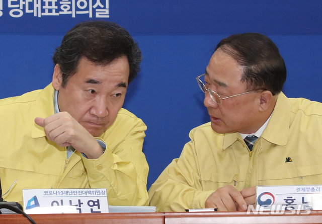 ▲ 이낙연 더불어민주당 대표와 홍남기 경제부총리 겸 기획재정부장관. ⓒ뉴시스