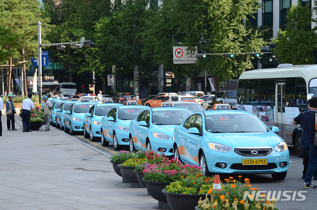 ▲ 서울 시내 한 거리에 전기택시들이 줄지어 서있다. ⓒ뉴시스