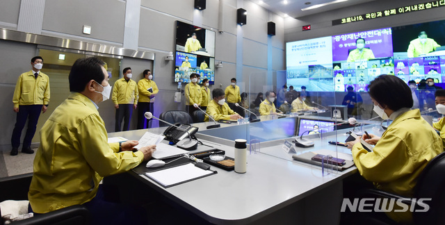 ▲ 정세균 국무총리가 26일 오전 서울 종로구 정부서울청사에서 열린 코로나19 중앙재난안전대책본부 회의에 참석해 발언하고 있다. (공동취재사진) ⓒ뉴시스