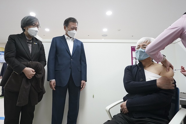 ▲ 26일 코로나19 백신 접종 참관을 위해 서울 마포구보건소를 방문한 문재인 대통령. ⓒ청와대