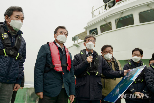 ▲ 문재인 대통령이 25일 부산에서 열린 ‘동남권 메가시티 구축 전략 보고’에 참석, 가덕도 공항 예정지를 선상 시찰하며 이병진 부산시장 권한대행으로 부터 설명을 듣고 있다. ⓒ뉴시스