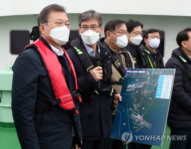 ▲ 문재인 대통령이 25일 부산에서 열린 '동남권 메가시티 구축 전략 보고'에 참석, 가덕도 공항 예정지를 시찰하며 이병진 부산시장 권한대행으로부터 관련 보고를 받고 있다. ⓒ연합뉴스