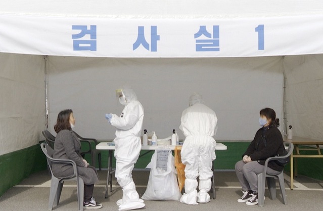 ▲ 아산시과 관내 일선학교 교사들을 대상으로 코로나19 검사를 하고 있다.ⓒ아산시