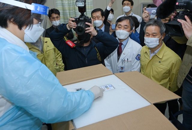 ▲ 채홍호 대구시 행정부시장(오른쪽 첫번째)은 지난 26일 오후 대구지역접종센터에 도착한 코로나19 화이자백신의 수령 및 입고 현장을 참관했다.ⓒ대구시