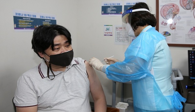 ▲ 대전 첫 백신접종자인 한 남성이 지난 26일 백신을 맞고 있다.ⓒ대전시