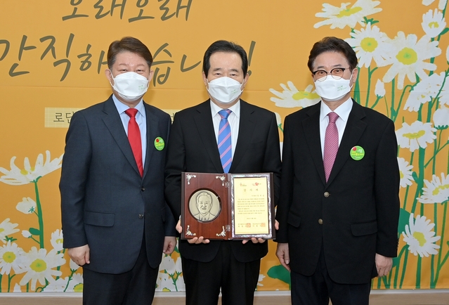 ▲ 권영진 대구시장(왼쪽)과 이철우 경북도지사가 정세균 국무총리(중간)에게 대구옥산초등학교 학생이 직접 창작한 동시가 담긴 기념액자 등을 전달하며 감사의 마음을 전했다.ⓒ경북도