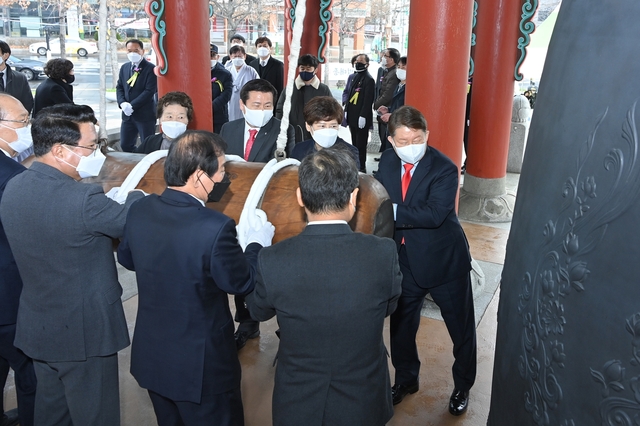▲ 권영진 대구시장(제일 오른쪽)과 장상수 대구시의회 의장을 비롯해 독립유공자 후손, 대구시 자랑스러운 시민상 및 자원봉사대상 수상자 등이 타종을 하고 있다.ⓒ대구시