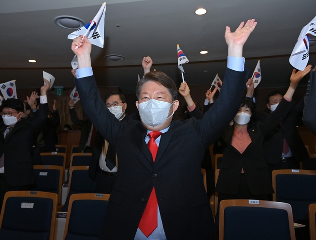 ▲ 권영진 대구시장이 1일 오전 10시 대구문화예술회관에서 열린 제102주년 3·1절 기념식에 참석해 만세삼창을 하고 있다.ⓒ대구시