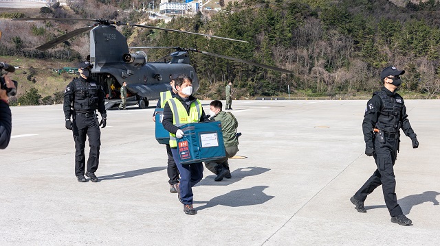 ▲ 울릉군은 코로나19 백신 200인분이 헬기를 통해 해군 118전대를 거쳐 울릉군 보건의료원으로 수송이 완료됐다.ⓒ울릉군