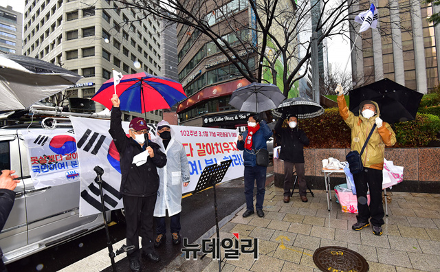 ▲ 시민단체 국민대연합이 1일 오후 서울 을지로입구역에서 문재인 정권을 규탄하는 기자회견을 갖고 있다. ⓒ정상윤 기자