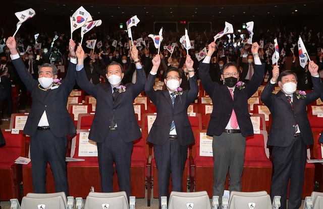 ▲ 1일 충남 문예회관에서 열린 제102주년 3‧1절 기념식에 참석한 내빈들이 만세삼창을 외치고 있다.ⓒ충남도