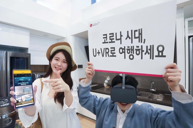 ▲ 모델들이 U+VR 앱의 여행/힐링 콘텐츠를 시청하고 있는 모습.ⓒLG유플러스