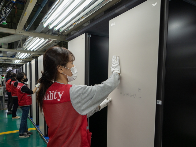 ▲ LG전자 직원들이 2일 경남 창원사업장에서 공간 인테리어 가전 'LG 오브제컬렉션(LG Objet Collection) 스타일러'를 생산하고 있다. ⓒLG전자