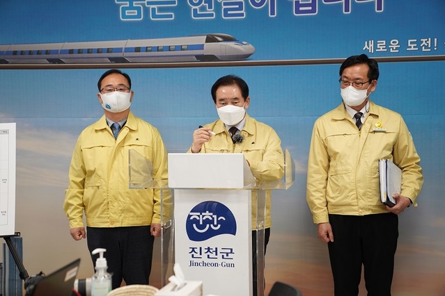 ▲ 송기섭 진천군수가 최근 진천에서 코로나19 확진자가 속출하자 대책을 발표하고 있다.ⓒ진천군