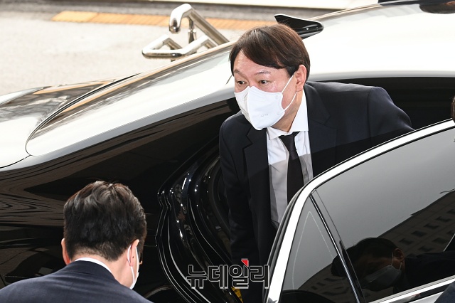 ▲ 윤석열 검찰총장이 2월 1일 오전 박범계 신임 법무부 장관을 예방하기 위해 경기 과천시 정부과천청사로 들어서고 있다. ⓒ권창회 기자